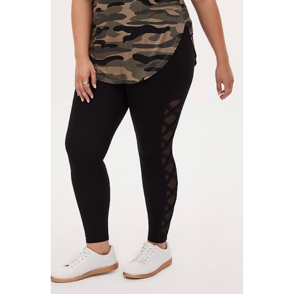 🆕 Torrid Black Lattice Mesh Side Premium Legging - Picture 2 of 5